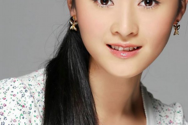 Yin Le escaped from Mo Junyu's house and took a taxi before she had time to sort out everything. Yesterday, she went to a bar with Mo Junyu, and then she seemed to be drunk and she didn't remember anything.